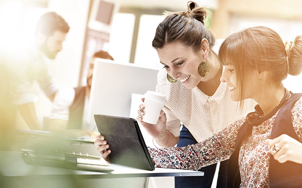 Print & online Zwei Kolleginnen schauen online nach Printprodukten